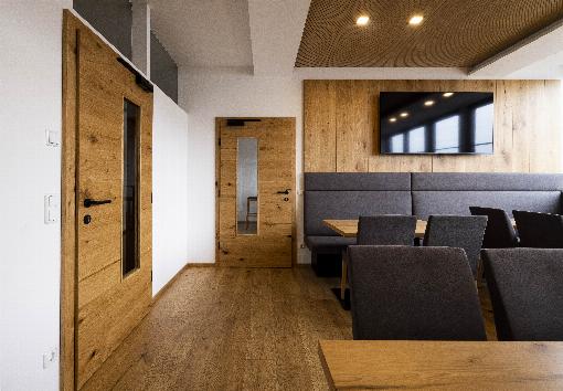 Bild 2: Auch die Innentren erstrahlen dank des Furniers in neuem Glanz. Foto...